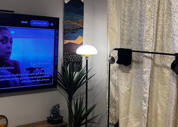 استديو بأثاث مريح وبسيط 