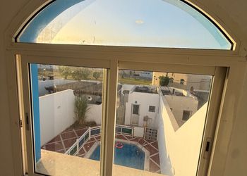 فيلا بمسبح خارجي وغرف نوم 