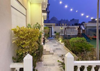 شاليه بجلسة خارجية ومسطح اخضر