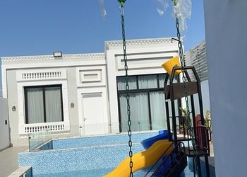 شاليه بألعاب مائية وجلسة خارجية