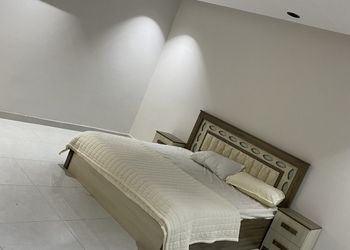 شقة بصالة وثلاث غرف نوم 