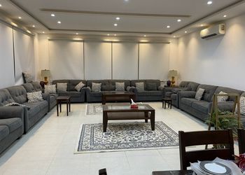 استراحة بملعب كرة طائرة ومسبح