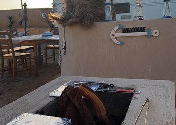 كرفان بإطلالة بحرية وجلسات
