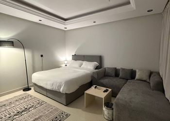 استديو بأثاث مريح وبسيط