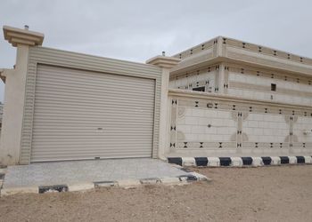 استراحة بمجالس وفناء خارجي 