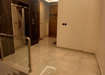 شقة بغرفة معيشة وغرفتين نوم 