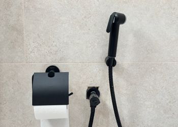شقة بتصميم أنيق وغرفة نوم مريحة