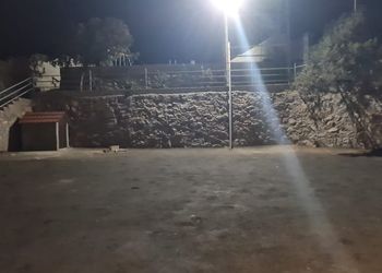شاليه بجلسة خارجية وألعاب أطفال