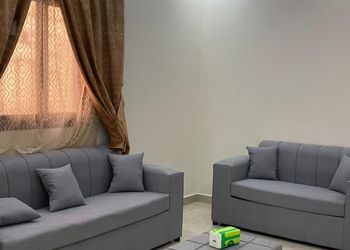 شقة بصالة وثلاث غرف نوم 
