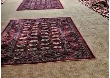 مزرعة بمسطحات خضراء وبيت شعر 