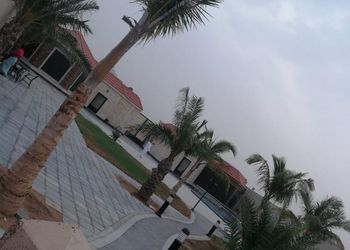 استراحة بمسطح اخضر و مسبح خارجي