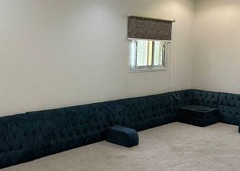 شاليه بجلسة خارجية ومسطح اخضر