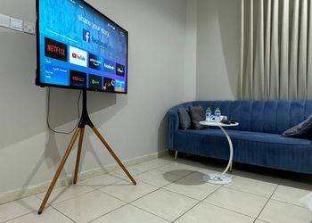 استديو بسريرين مفردة و أثاث مريح