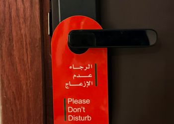 شقة بغرفة معيشة وغرفة نوم 