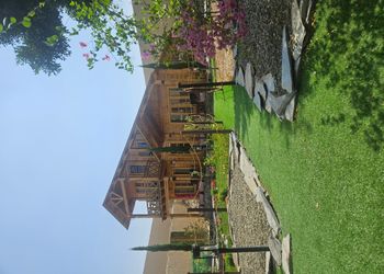 كوخ بجلسة مطلة على المسبح 