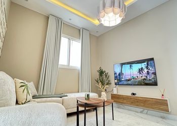 شقة بدخول ذاتي وصالة أنيقة 