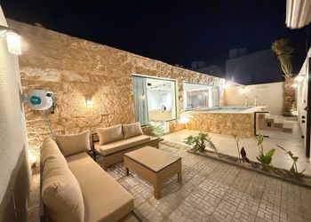 شاليه بغرفة نوم و جلسة خارجية