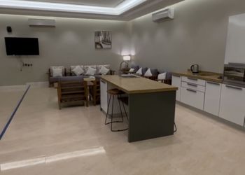 شاليه بمسطح اخضر ومسبح خارجي