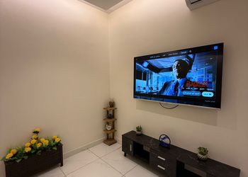 شقة بغرفة معيشة وغرفة نوم