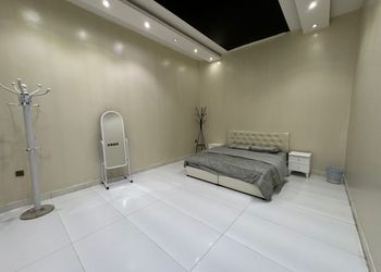 شاليه بجلسة تطل على مسبح داخلي 