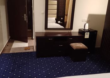 غرفة بأثاث مريح وبسيط 