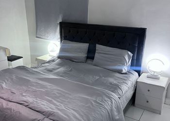 شاليه بمجلس مطل على المسابح 