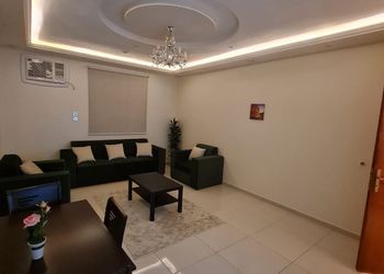 شقة بصالة وغرفة نوم بأثاث مريح 