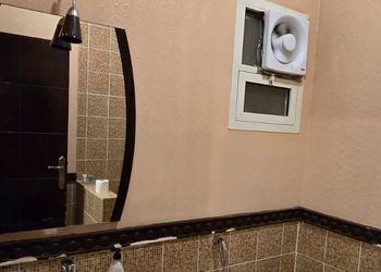 شقة بصالة وثلاث غرف نوم 