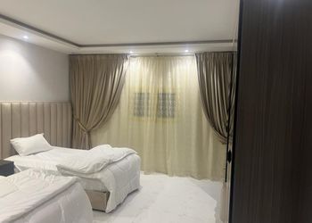 شقة بصالة وغرفة نوم بأثاث مريح