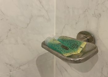 شقة بصالة جلوس وغرفتين نوم