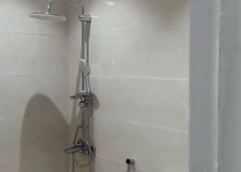 شقة بصالة وثلاث غرف نوم