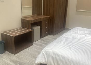 شاليه بجلسة تطل على مسبح خارجي 