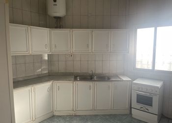 استراحة بجلسة مطلة على مسبح 