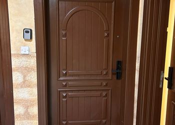شقة بصالة أنيقة ودخول ذاتي