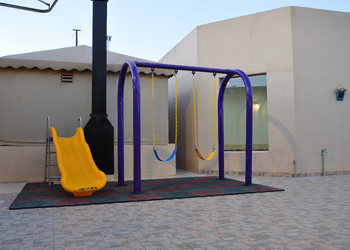 شاليه بصالة مطلة على المسبح 