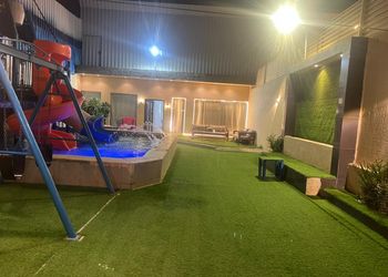 شاليه بمسطح اخضر وجلسة خارجية 