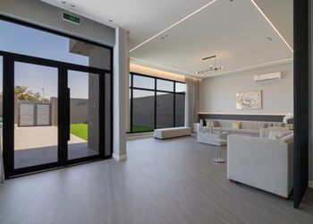 شاليه بصالة مطلة على الحديقة 