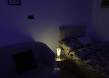 استديو بأثاث مريح وبسيط 