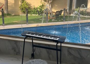 منتجع فندقي بمسبح ومسطح اخضر