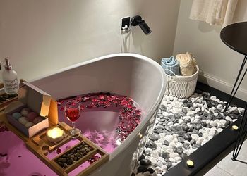 استديو بتصميم هادئ وسرير مريح 
