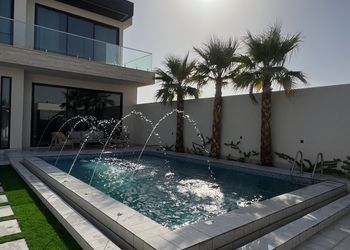 شاليه بجلسة مطلة على مسبح 