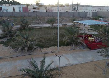 استراحة بمجلس واسع ومسطح اخضر 