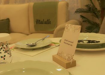 غرفة بسرير مريح وأثاث بسيط