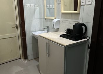 استديو بسرير ماستر وأثاث مريح 