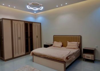 شاليه بملعب كرة قدم ومسبح