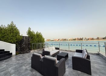 شاليه بصالة أنيقة وإطلالة مميزة