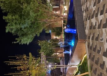 شاليه بمسطح اخضر وجلسة خارجية 