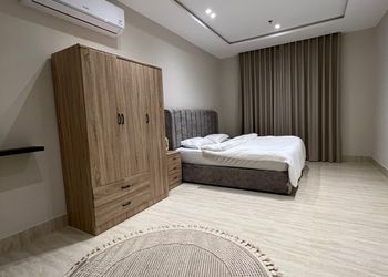 شقة بصالة أنيقة وأربع غرف نوم