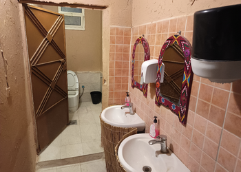 مزرعة بمسطحات خضراء وجلسة خارجية