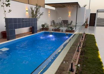 شاليه بمسطح اخضر ومسبح 